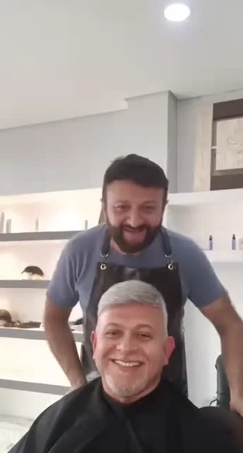 O mesmo cliente depois da aplicação da prótese capilar